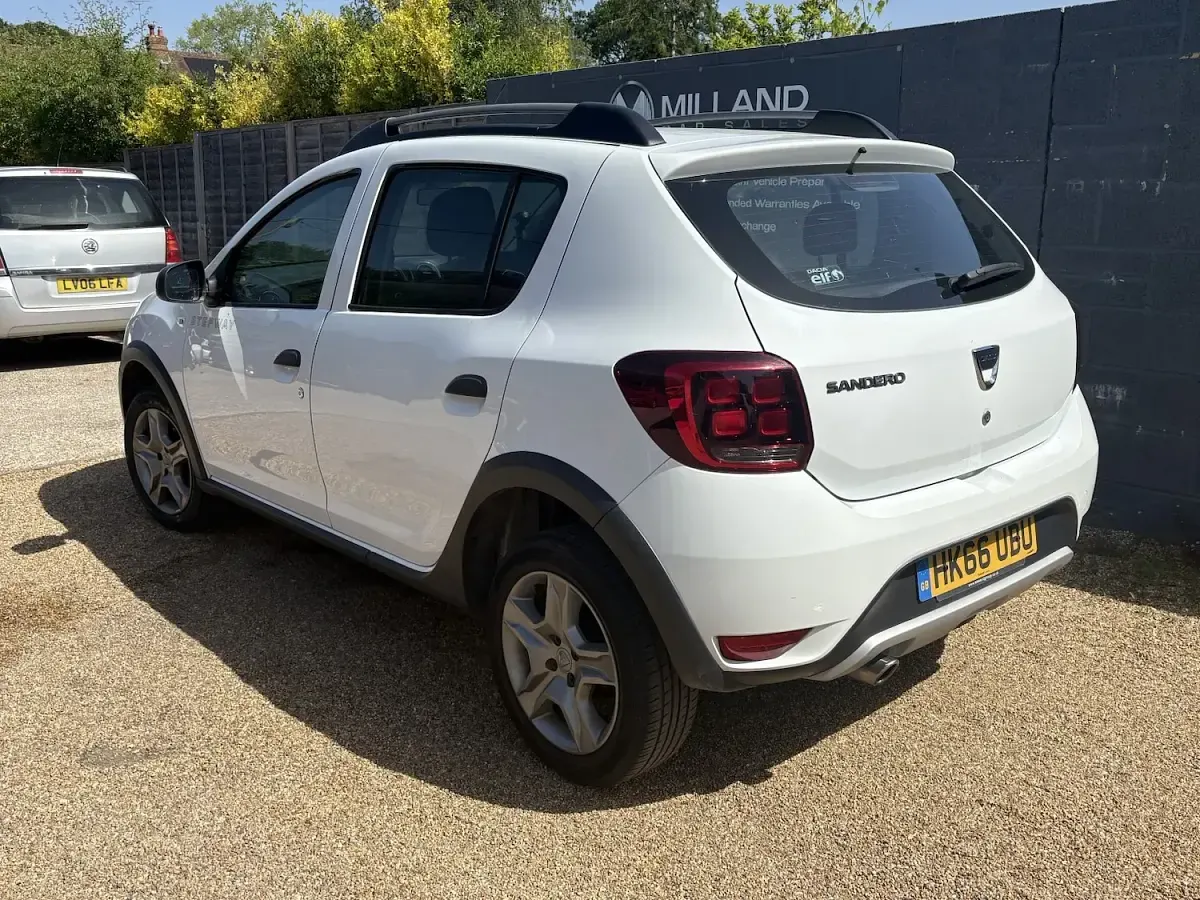 Used Dacia Sandero Stepway Ambiance 90 HP (66 kW) 2016 White Hatchback