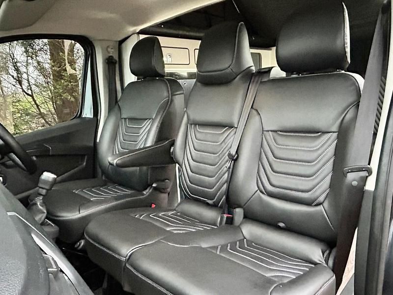 Begagnad Renault Trafic 150 HK (110 kW) 2022 Grå Minibuss