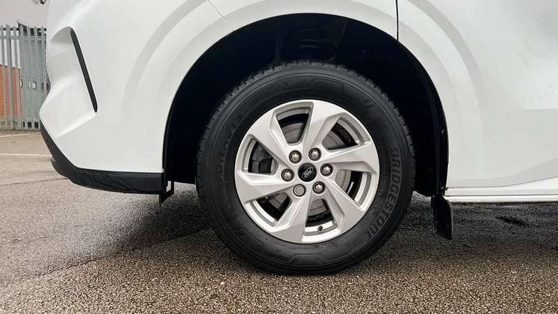 Used Ford Tourneo Zetec 136 HP (100 kW) 2024 White MPV