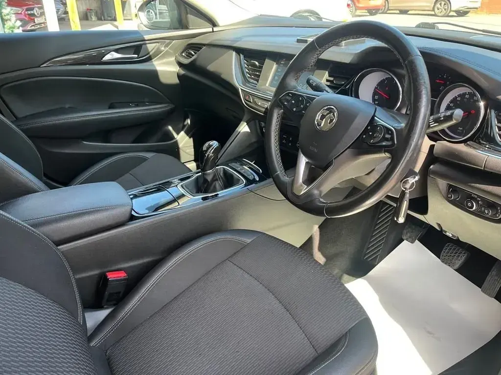 Second-hand Vauxhall Insignia Sport 110 CP (80 kW) 2019 Argintiu Hatchback