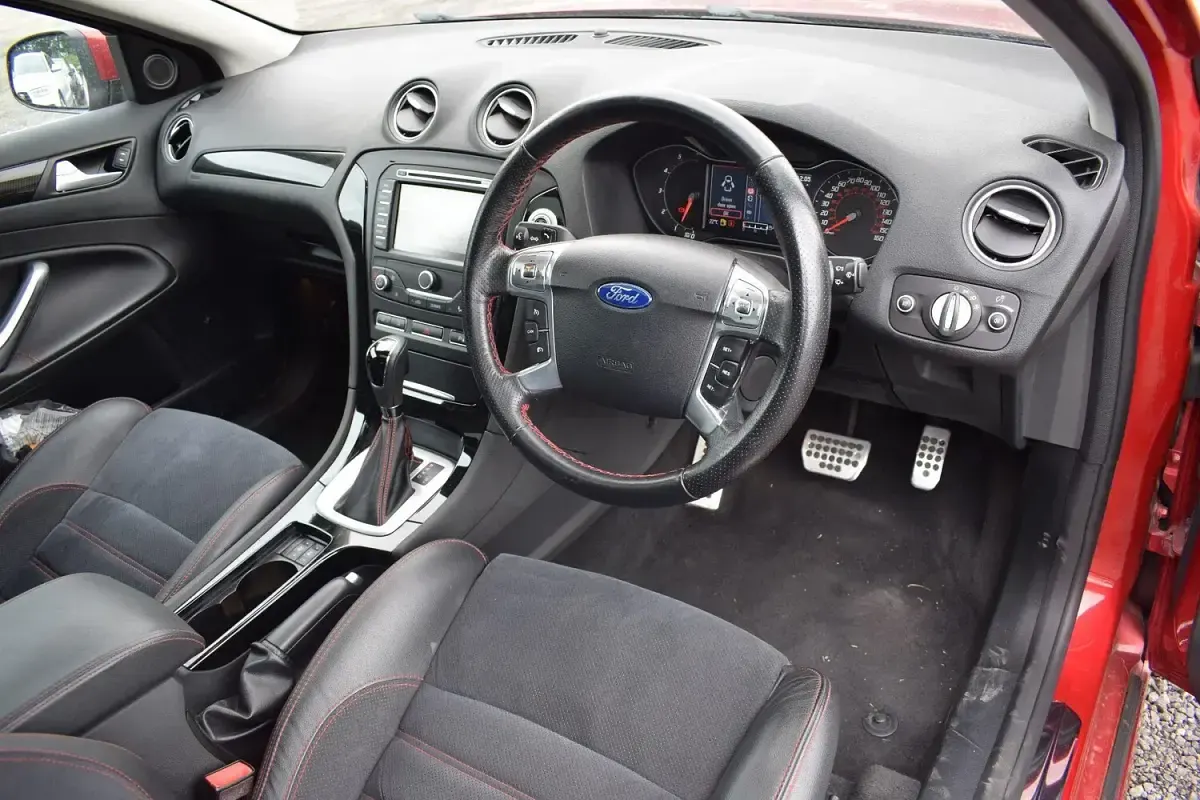 Used Ford Mondeo Titanium X 163 HP (119 kW) 2013 Red Hatchback