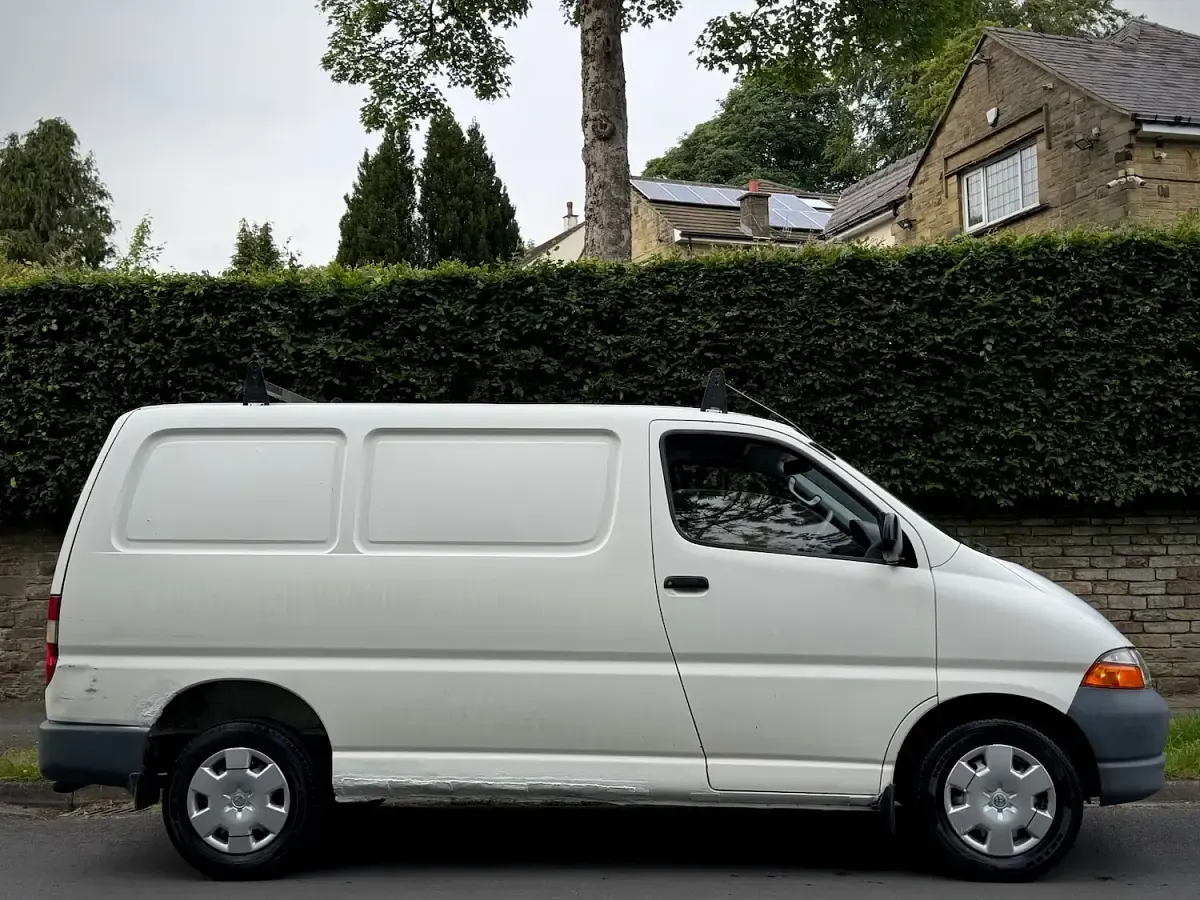 Used Toyota HiAce 88 HP (64 kW) 2003 White MPV