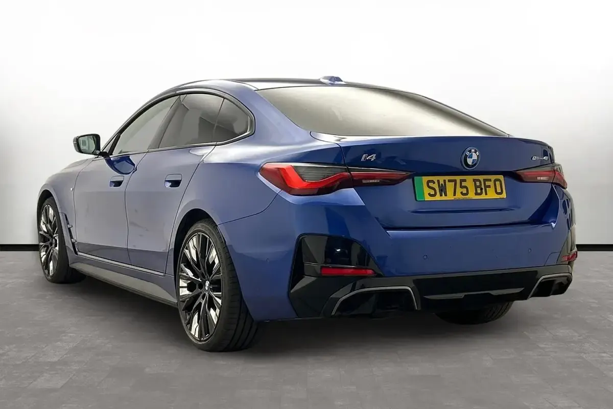 Usado BMW i4 M Sport 246 kW (335 CV) 2025 Azul Berlina