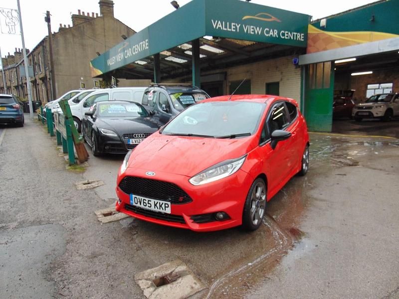 Used Ford Fiesta Zetec 140 HP (102 kW) 2015 Red Hatchback