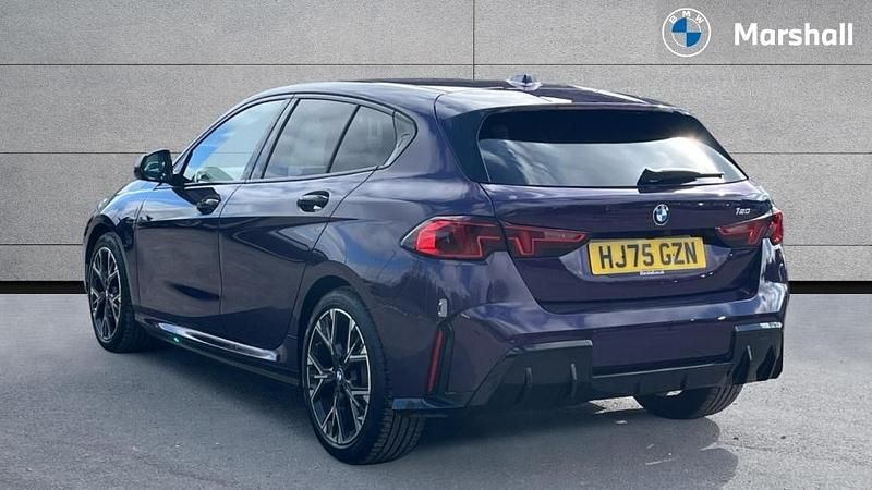 Usado BMW 120 M Sport 168 CV (123 kW) 2025 Púrpura Utilitario