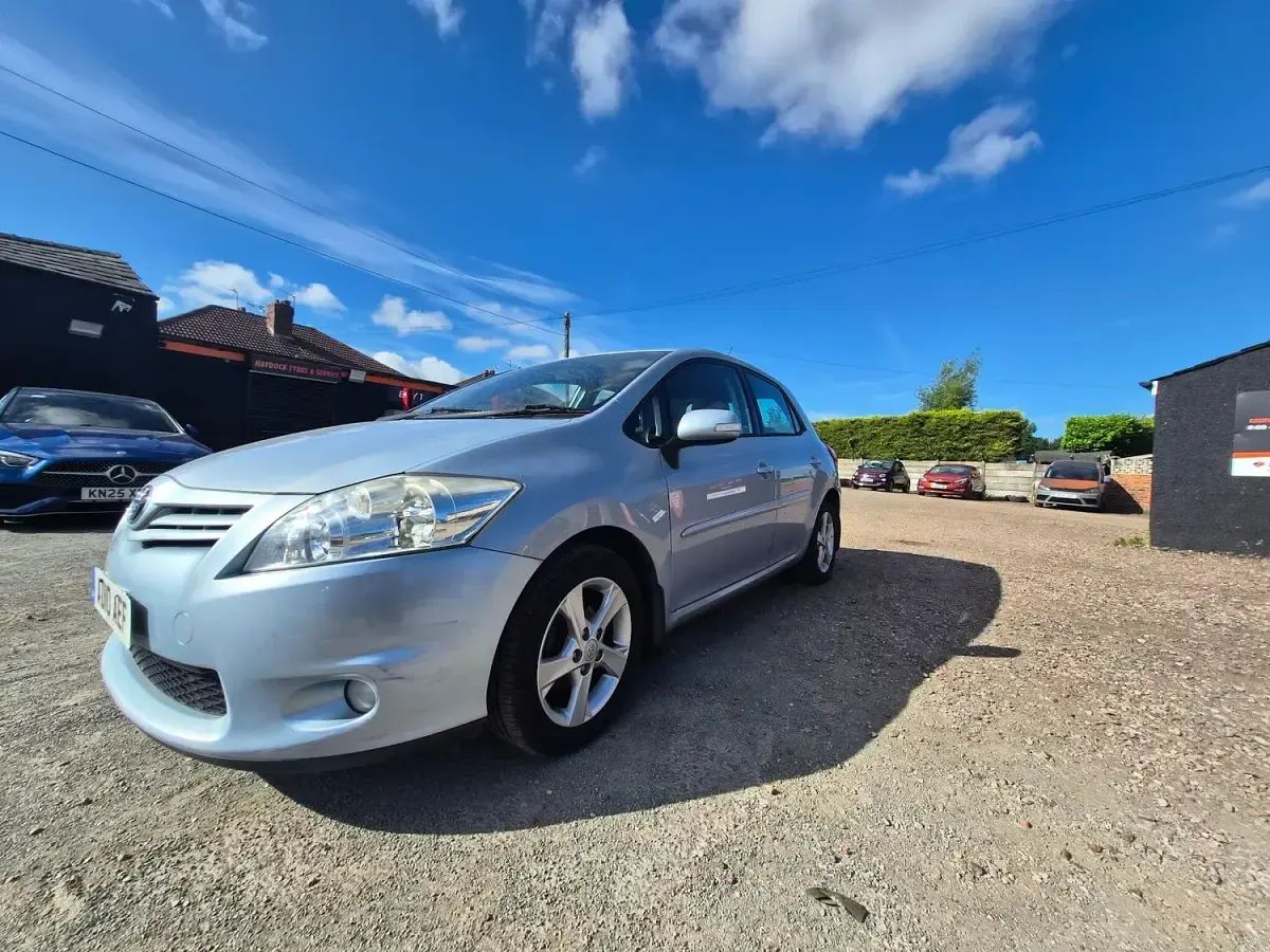 Used Toyota Auris 2010 Blue Hatchback