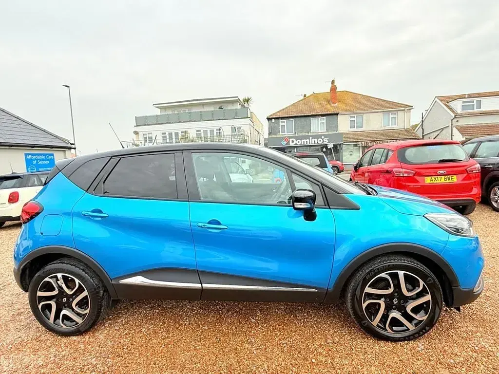 Used Renault Captur Dynamique 90 HP (66 kW) 2015 Blue SUV