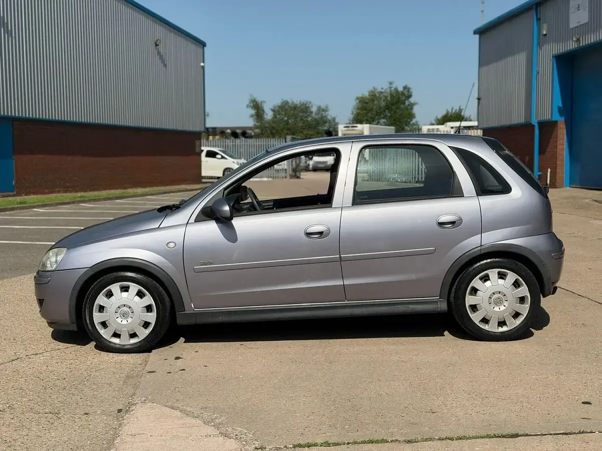 Used Vauxhall Corsa Design Edition 90 HP (66 kW) 2006 Mauve/purple Hatchback