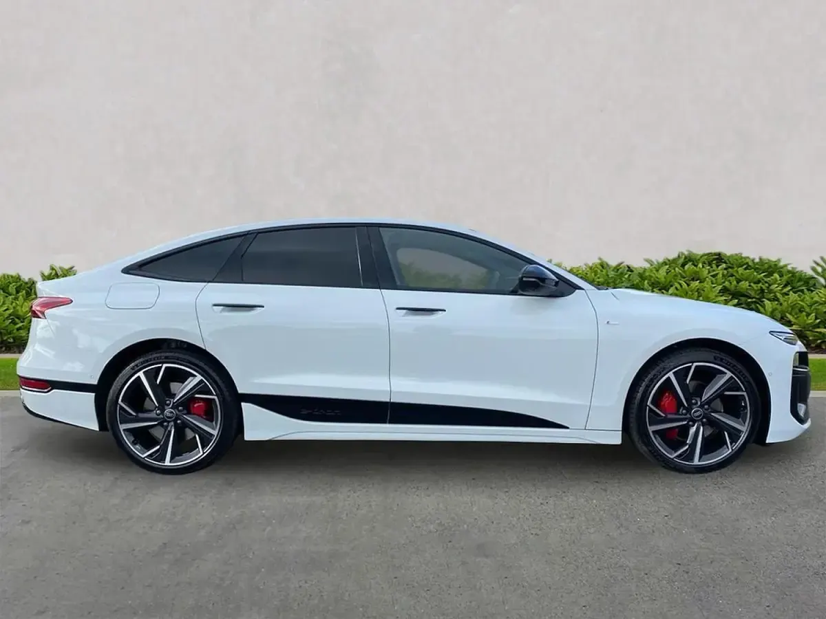 Begagnad Audi A6 e-tron Performance 269 kW (367 HK) 2025 Vit Halvkombi