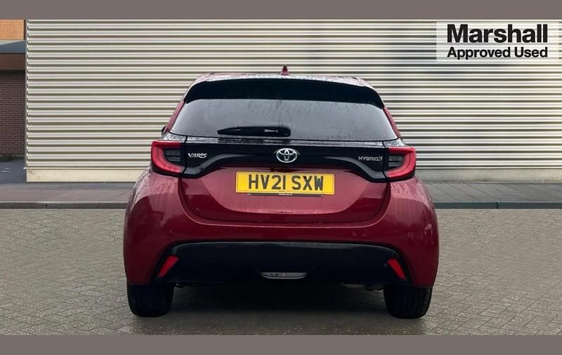 Used Toyota Yaris Hybrid 113 HP (83 kW) 2021 Red Hatchback