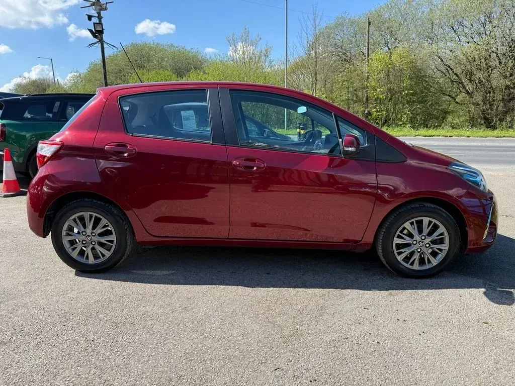 Used Toyota Yaris 111 HP (81 kW) 2017 Red Hatchback