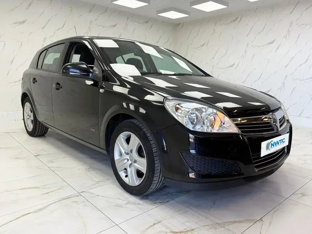 Begagnad Vauxhall Astra Active 140 HK (102 kW) 2010 Svart Halvkombi