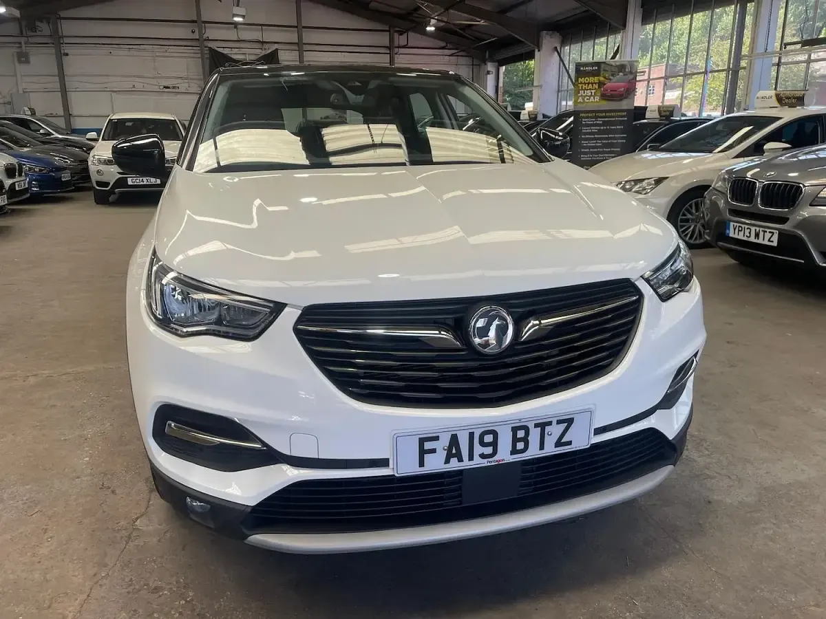 Used Vauxhall Grandland X Sport 130 HP (95 kW) 2019 White SUV