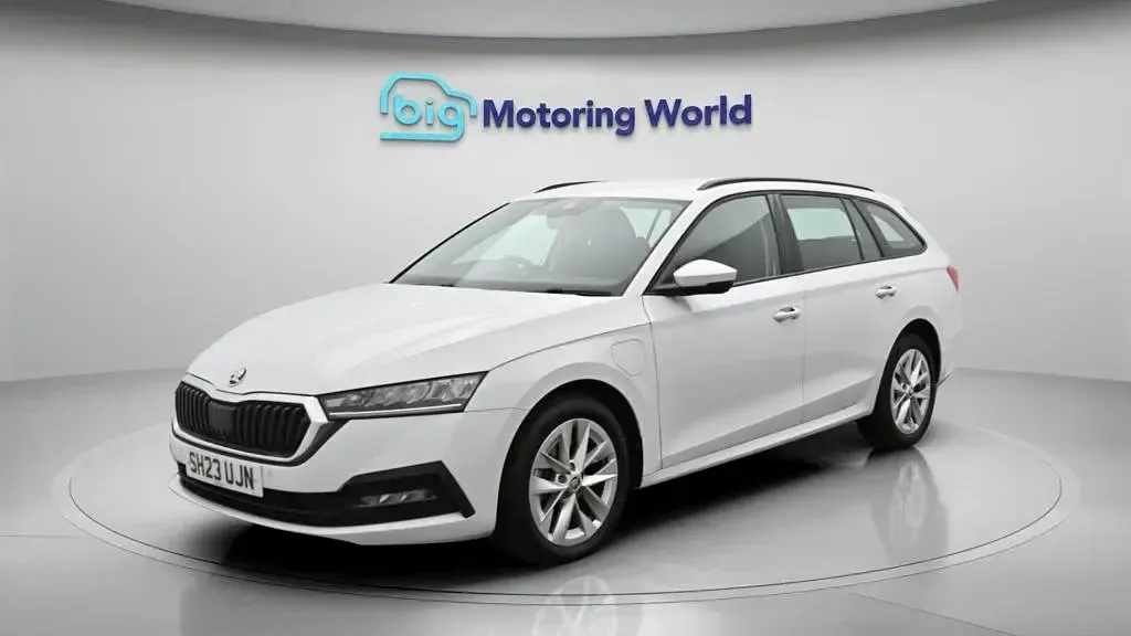 Used Skoda Octavia SE Technology 204 HP (150 kW) 2023 White Estate