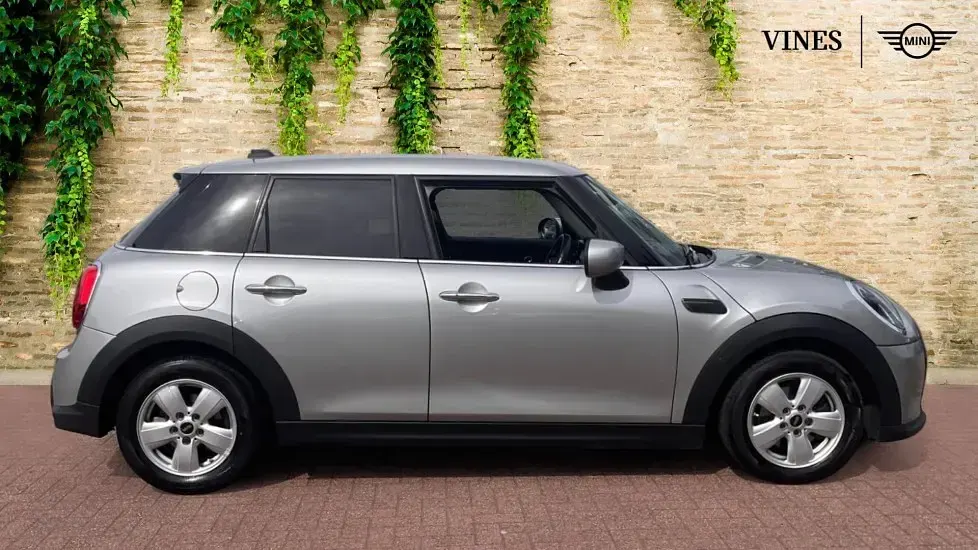 Używany Mini Cooper Classic 134 KM (98 kW) 2023 Srebrny Hatchback