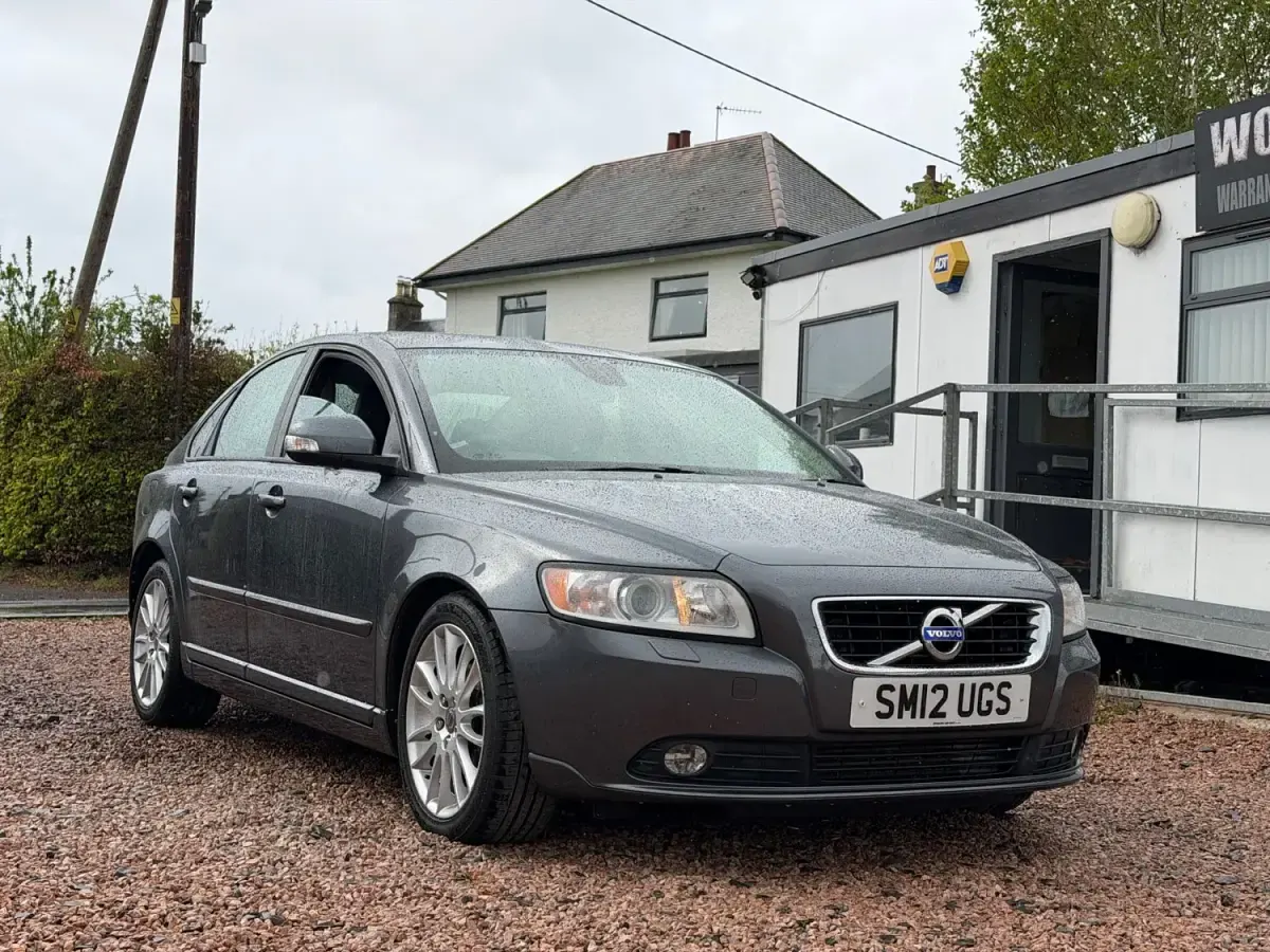 Usado Volvo S40 SE Lux 115 HP (84 kW) 2012 Cinzento Sedan