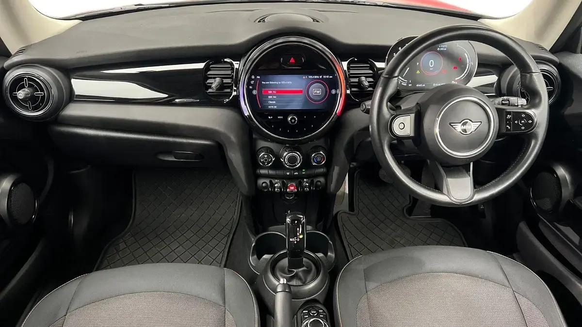 Used Mini Cooper Classic 134 HP (98 kW) 2021 Red Hatchback