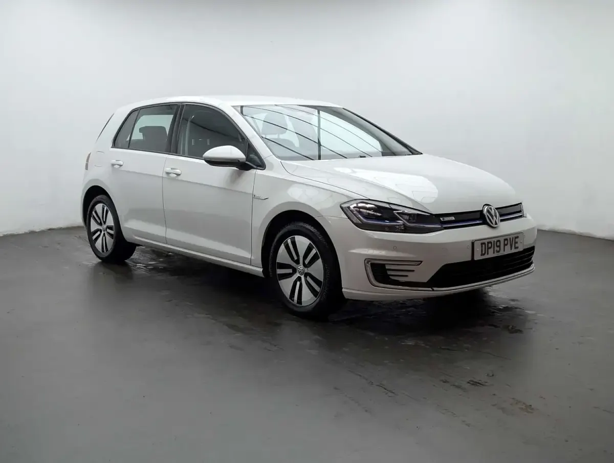 Begagnad VW e-Golf 99 kW (135 HK) 2019 Vit Halvkombi
