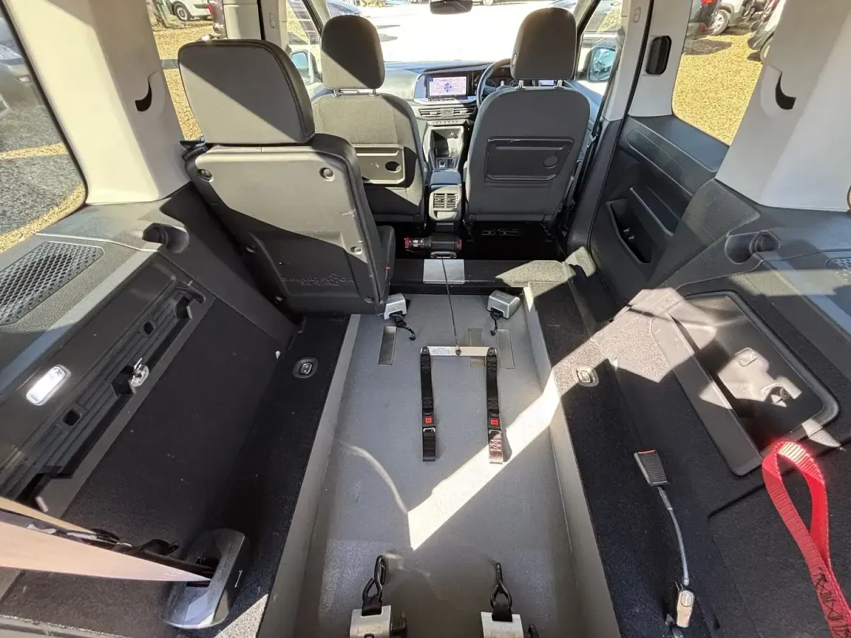 Usado Ford Tourneo Connect Titanium 122 HP (89 kW) 2023 Azul Monovolume