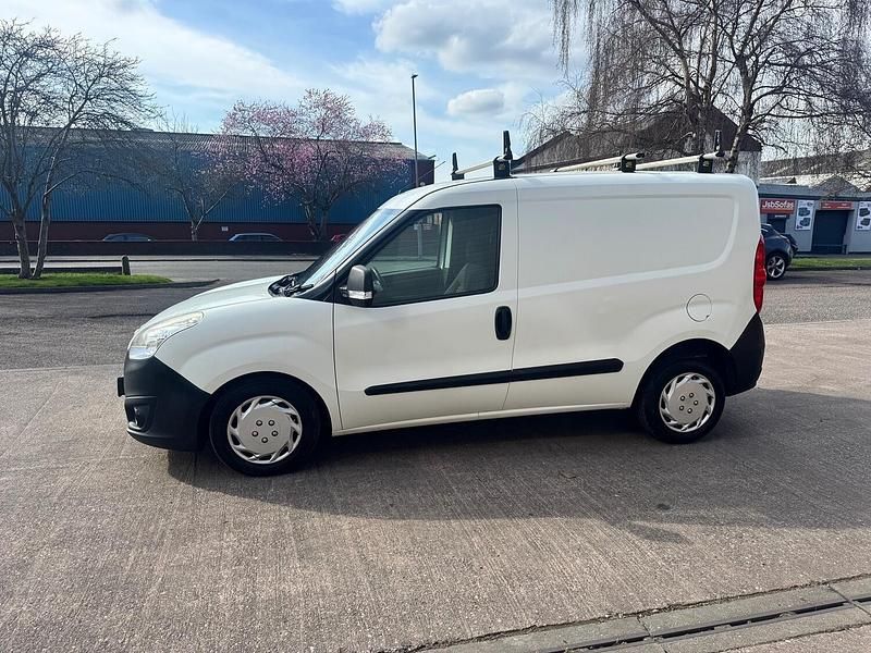 Second-hand Vauxhall Combo 105 CP (77 kW) 2014 Alb Monovolum