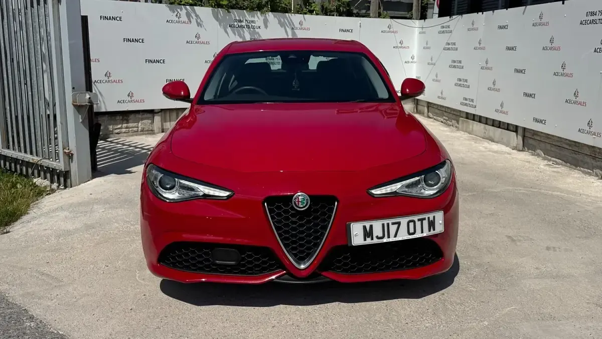 Used Alfa Romeo Giulia Edizione Speciale 180 HP (132 kW) 2017 Red Sedan