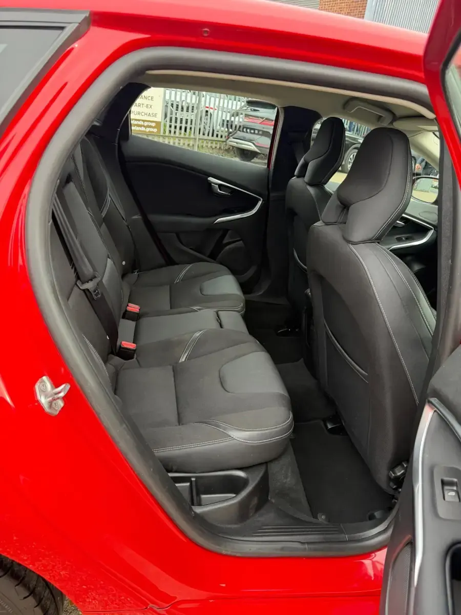 Begagnad Volvo V40 Momentum 2016 Röd Halvkombi