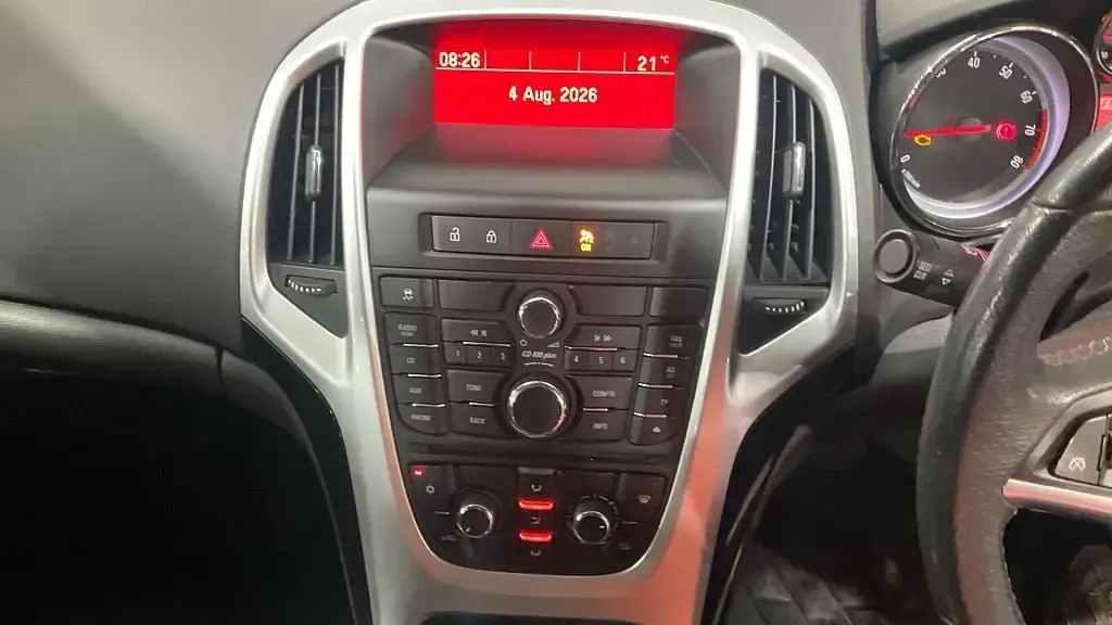 Used Vauxhall Astra SRi 100 HP (73 kW) 2015 Red Hatchback