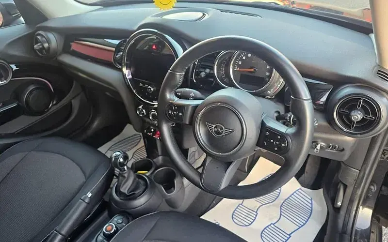 Usado Mini ONE Classic 102 CV (75 kW) 2021 Negro Utilitario