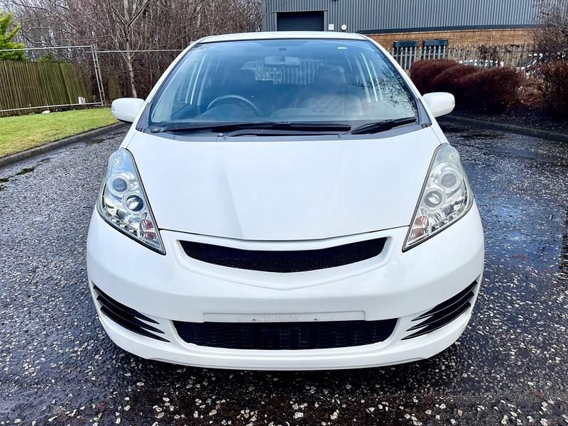 Used Honda Jazz 100 HP (73 kW) 2011 White Hatchback