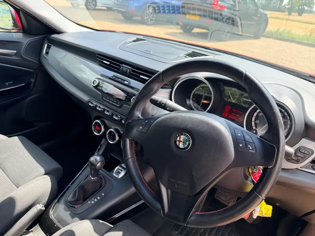 Used Alfa Romeo Giulietta Lusso 2012 Red Hatchback