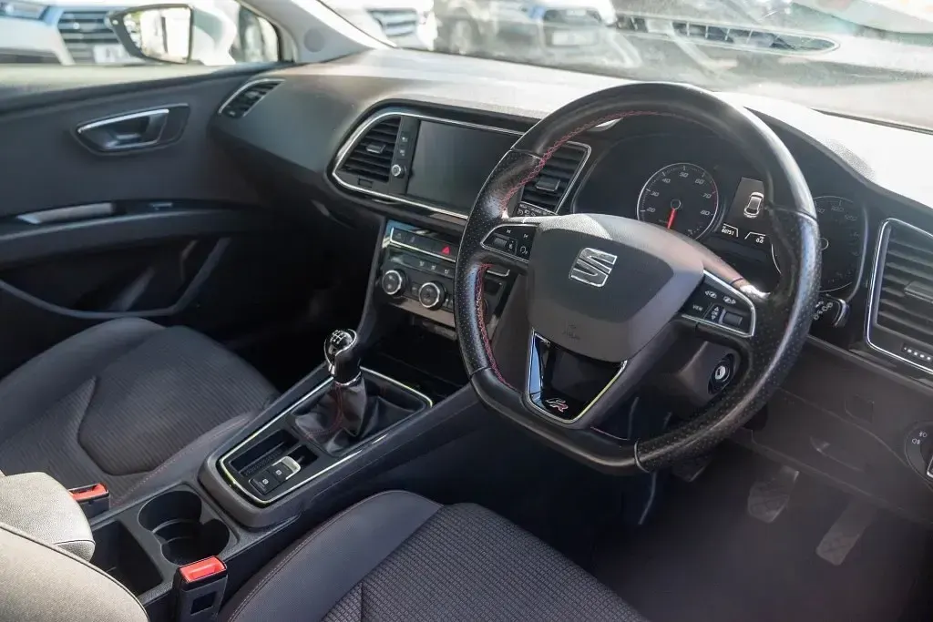Begagnad Seat Leon FR 180 HK (132 kW) 2018 Vit Halvkombi