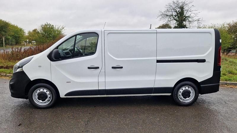 Used Vauxhall Vivaro 115 HP (84 kW) 2015 White MPV