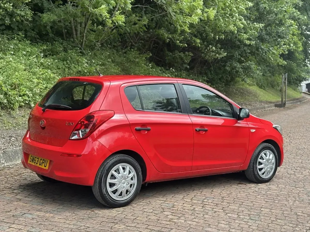 Used Hyundai i20 Classic 86 HP (63 kW) 2013 Red Hatchback