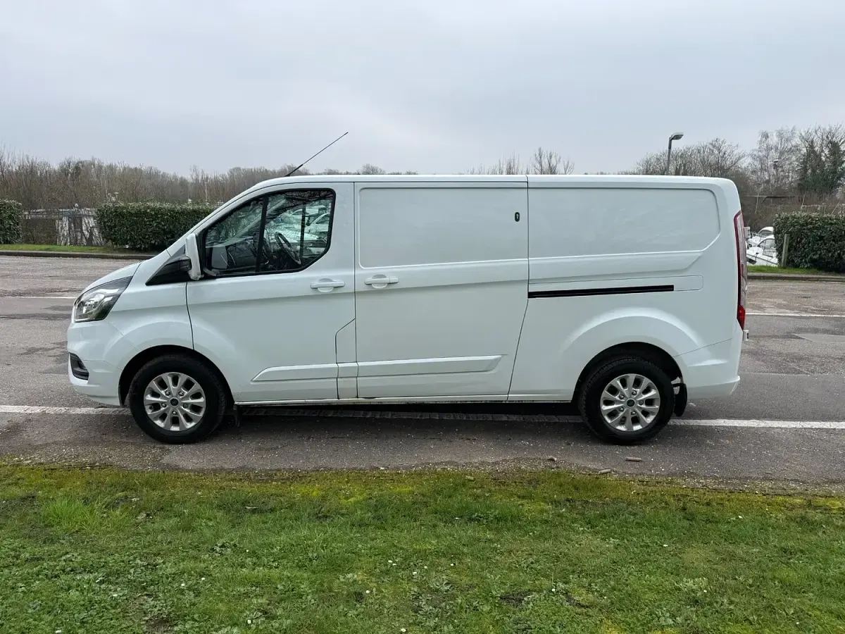 Used Ford Transit Custom Limited 130 HP (95 kW) 2023 White Van