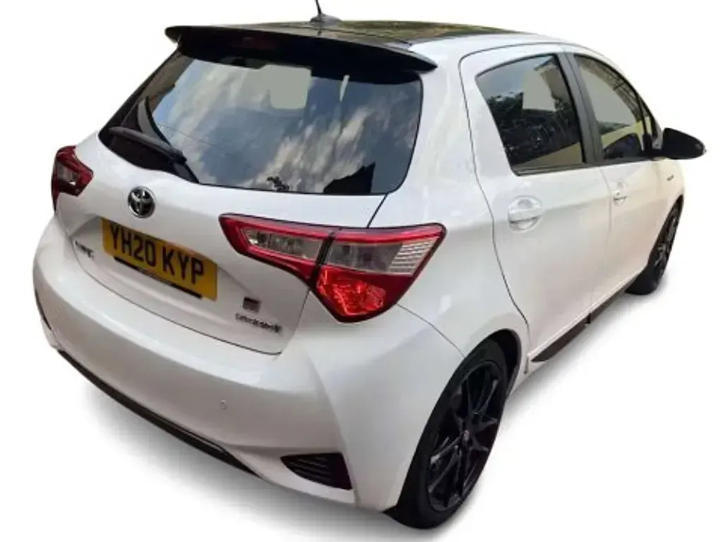 Used Toyota Yaris Sport 100 HP (73 kW) 2020 White Hatchback