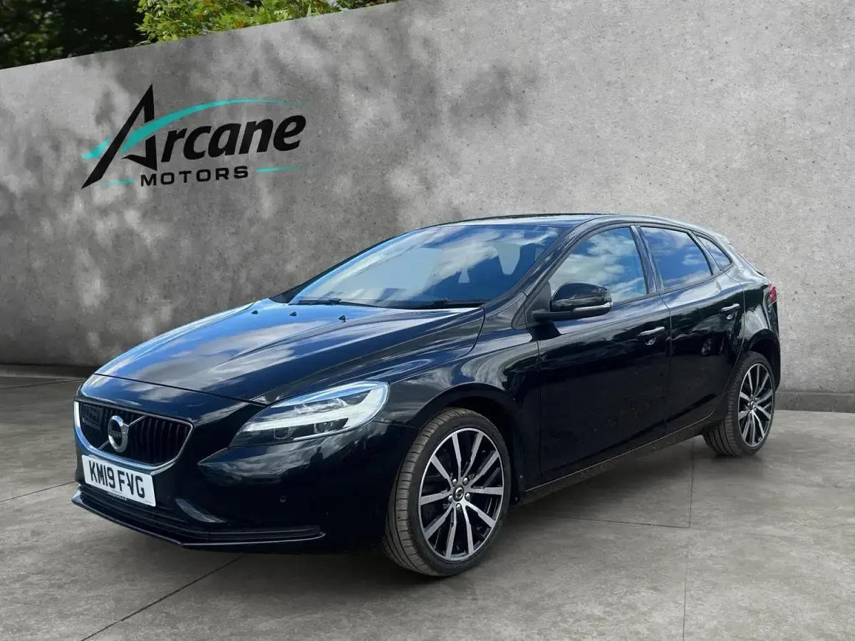 Used Volvo V40 R-Design 122 HP (89 kW) 2019 Black Hatchback