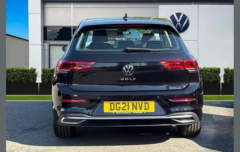 Begagnad VW Golf VIII Style 147 HK (108 kW) 2021 Svart Halvkombi