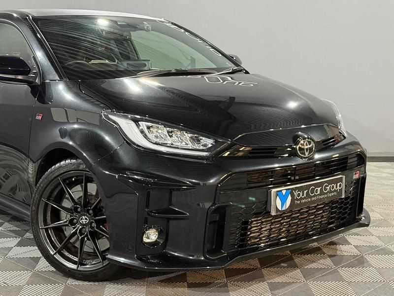Begagnad Toyota Yaris 272 HK (200 kW) 2022 Svart Halvkombi