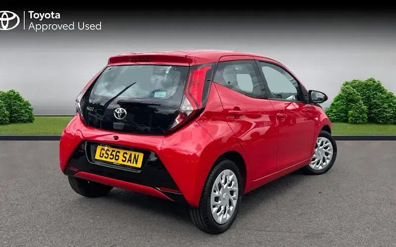 Second-hand Toyota Aygo X-play 72 CP (52 kW) 2020 Roșu Hatchback