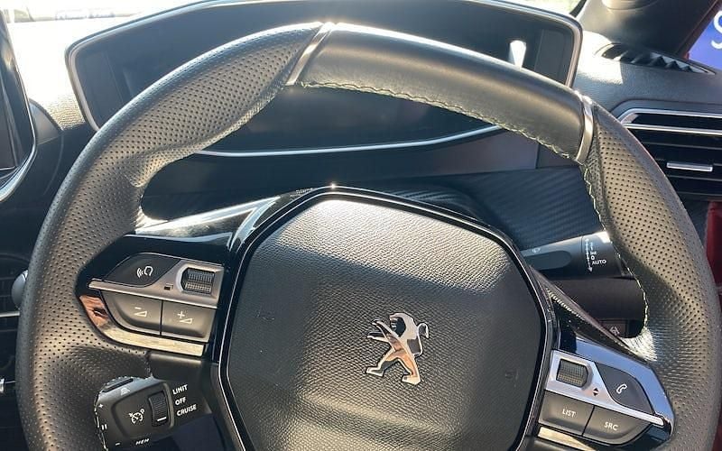 Used Peugeot e-208 Premium 100 kW (136 HP) 2022 Red Hatchback