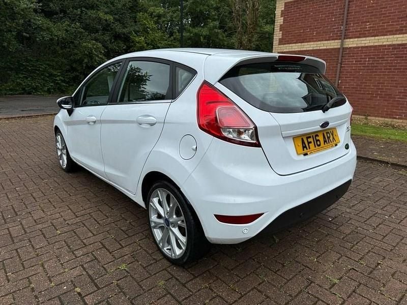 Used Ford Fiesta Zetec 95 HP (69 kW) 2016 White Hatchback