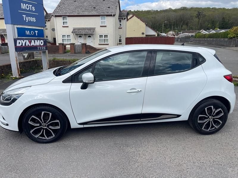 Used Renault Clio IV Play 75 HP (55 kW) 2018 White Hatchback