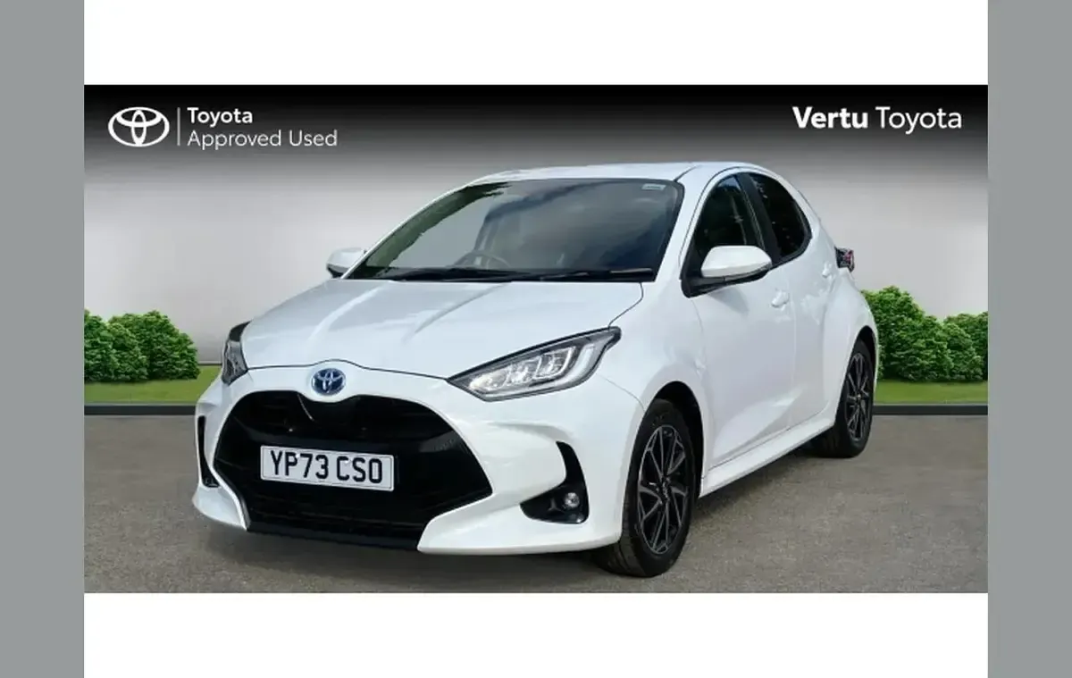 Used Toyota Yaris Design 116 HP (85 kW) 2023 White Hatchback