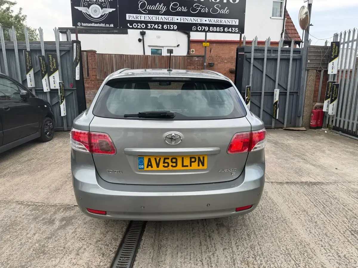 Usado Toyota Avensis 152 HP (111 kW) 2009 Cinzento Carrinha