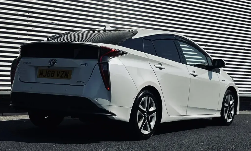 Used Toyota Prius 122 HP (89 kW) 2018 White Hatchback