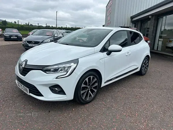 Used Renault Clio Iconic 100 HP (73 kW) 2020 White Hatchback