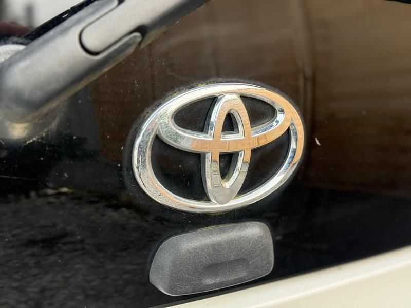 Used Toyota Aygo 67 HP (49 kW) 2013 White Hatchback