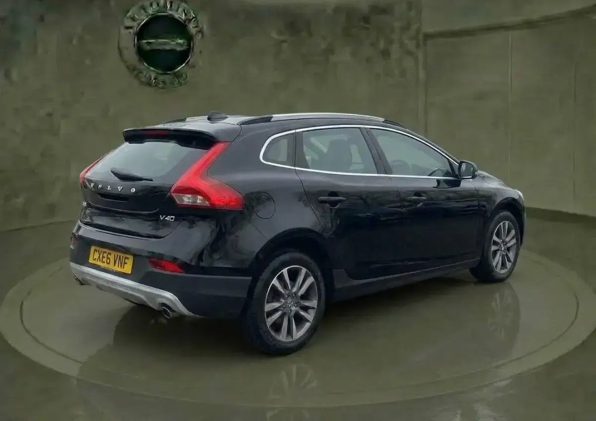 Usado Volvo V40 2016 Negro Utilitario