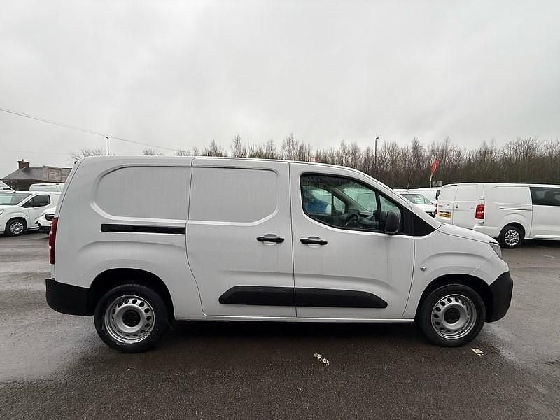 Used Peugeot Partner Premium 131 HP (96 kW) 2024 White MPV