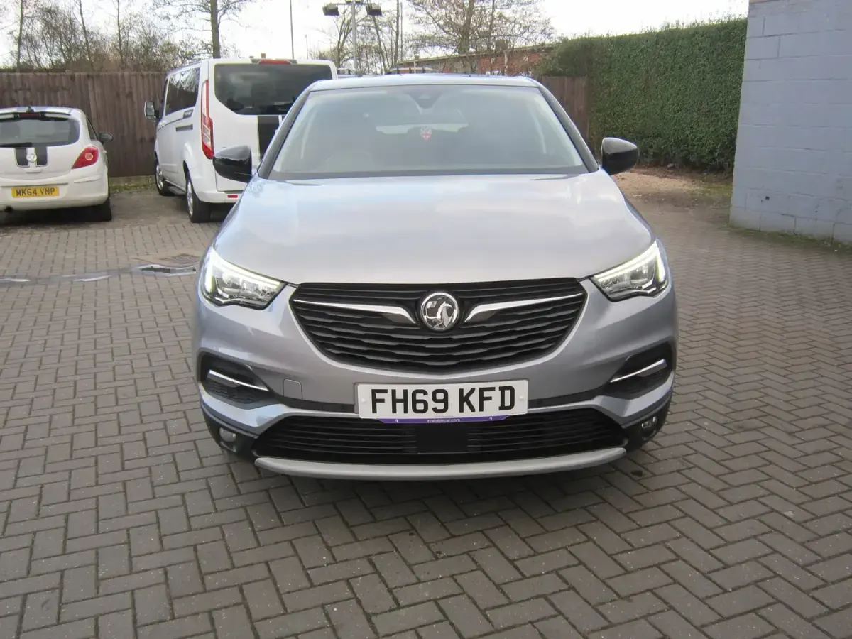 Used Vauxhall Grandland X SRi 130 HP (95 kW) 2019 Grey SUV